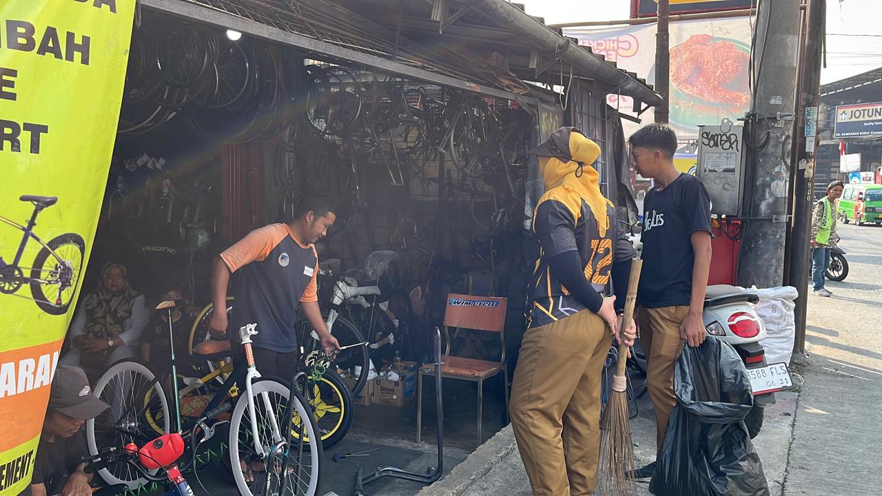 Bersih-bersih Lingkungan